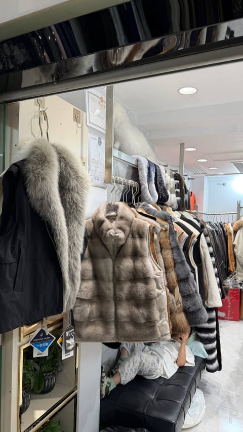 Женская верхняя одежда из меха и кожи — фото 6